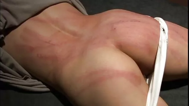 Úgy néz ki, mint egy fehér porno szexvideo szellem, slampos barna Jess Silvermoon, aki lovagol