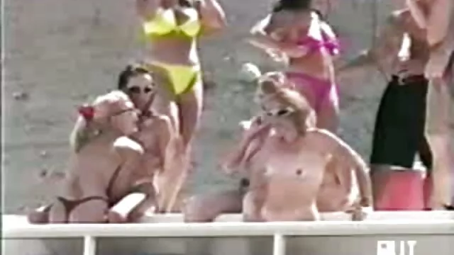 Luscious Lopeznek külföldi pornó oldalak hatalmas szeletre van szüksége a szája mélyén.