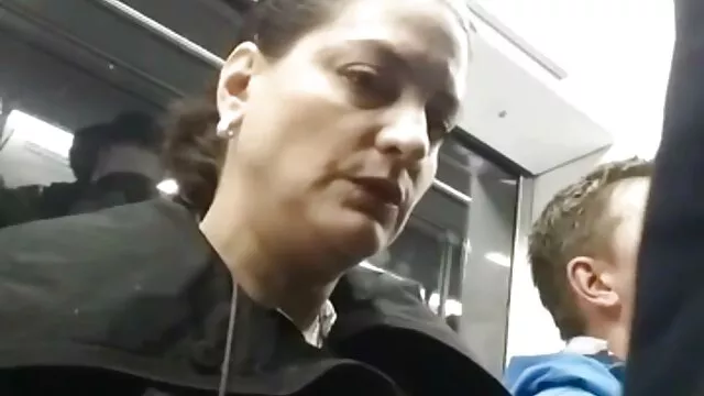 Két síkos leszbikus edes harmas porno lovagol és szoptat egy húsos szárat