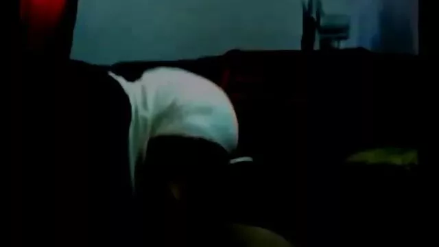 Kövér ébenfa fehér halhálós csaj dörzsöli szőrös punciját, és sexoldal lelkesen szoptat