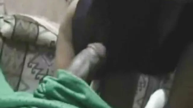 Masszőr olajozza és masszírozza a gyönyörű szeksz porno barna tinit