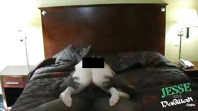Beefcake stud baszik a vékony, sötét hajú cuki sex porno ingyen hátulról a bőr kanapén