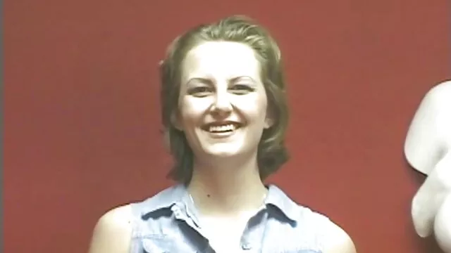 A slampos, vékony, porno szexvideo édes mellű szőke lány az asztalra kerül