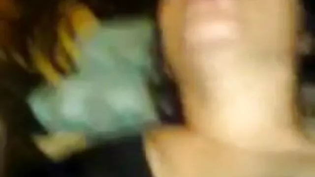 Slampos, sötét hajú kurva egyetemi porno piszkál a háza hátsó oldalán