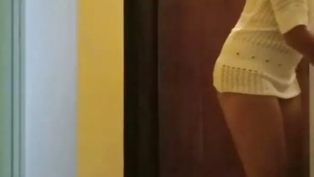 Zamatos tini csaj étvágygerjesztő mellekkel keményen szar a titkarno porno konyhában