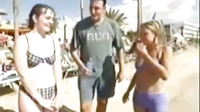A fülledt és pimasz barna nő óvatosan ingyen sexvideók tátogatja a végbélnyílását azon a farkán
