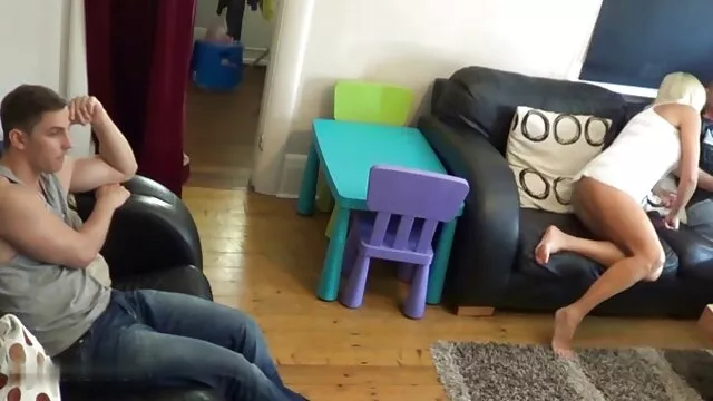 A csinos ázsiai lány buzgón szívja szex és pornó filmek a haverja apró péniszét