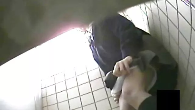 A szép hajú, piszkos szexbaba párás tehénlány pózban szexelt a szekx videó kanapén