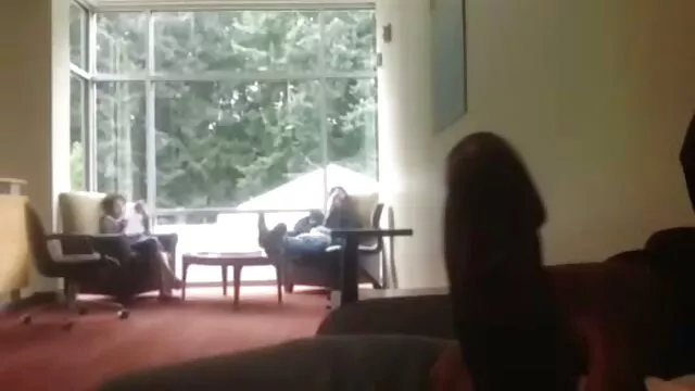 Lábszárú fekete hajú cutie fúj személyzet kakas az ő puncinyalás porno kopasz srác a szabadban