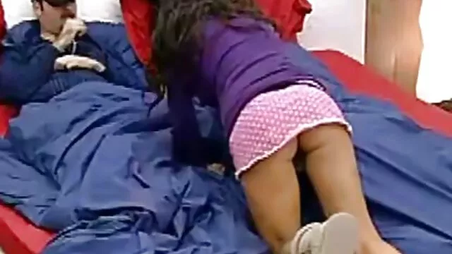 A csinos csaj Thais Lafuente megmutatja fincsi ingyenes pornóoldalak seggét gőzös dübörgés előtt