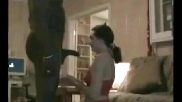 A kedves tini Bibi szólóban szekx videó játszik egy szállodai szobában