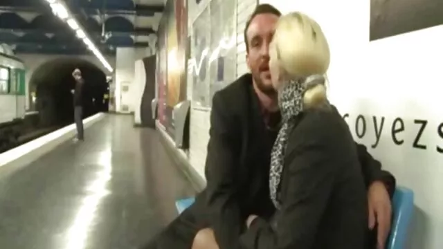 Barna fejű, sercegő hotchie Jersey Jaxin kemény kutyus stílusú faszt amator porno ingyen kapott