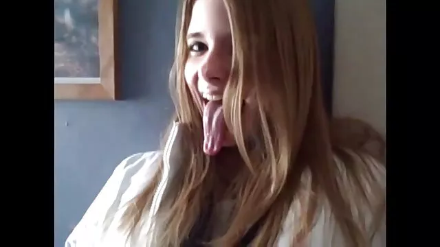 A kérges holló hajú cuki érett pornó videó lovagol és kemény pénist szop