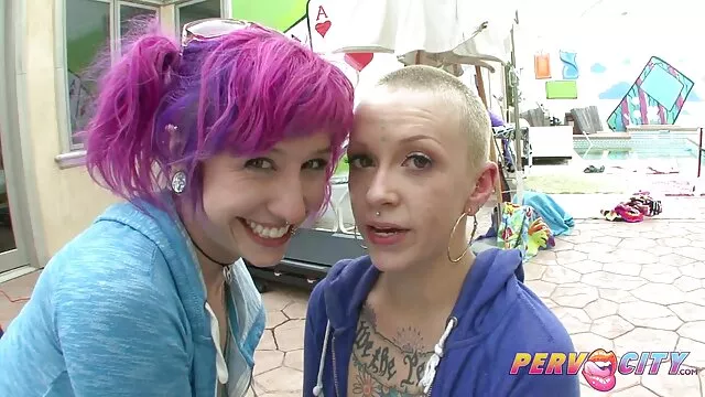 Roy ujjaival dörömböli a szexi néger porno tini Irene feszes köcsögét
