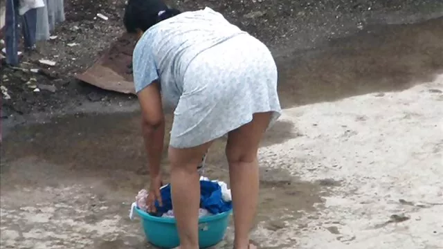 Imádnivaló tini csaj keményen szopja a régi munkás ingyen szeksz farkát a kertben