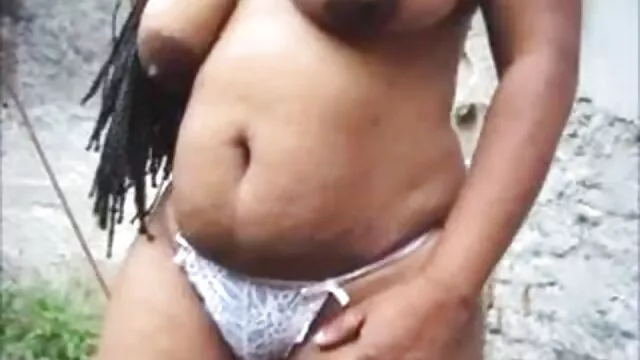 A kanos amatőr szeksz porno skank kis vibrátorral maszturbál
