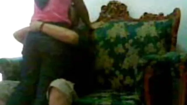 A dögös és dögös szajhák szenvedéllyel szívnak egy édes érett sex video kolbászt