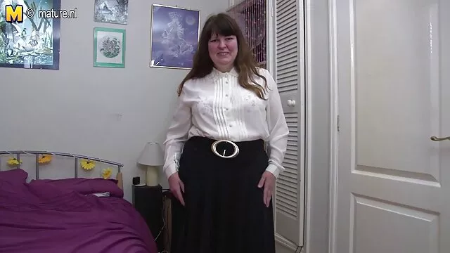 A melles, szőke szépség, szexi ajkakkal, oldalra kukkolo porno fektetett stílusban ütődik