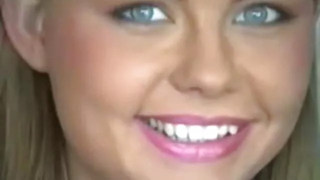 Buja ázsiai tini ingyen sexvideók nagy mellekkel, szörnyű vibrátorral gyönyörködteti a punciját