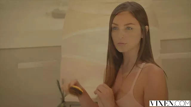 A kis mellű, rideg barna Lily Carter a xexoldal személyzeti kakast lovagolja, majd megszívja
