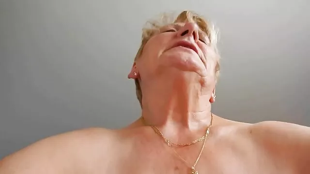 A sex oldalak csábító ázsiai cica megörvendezteti vásárlóját online mélytorokkal