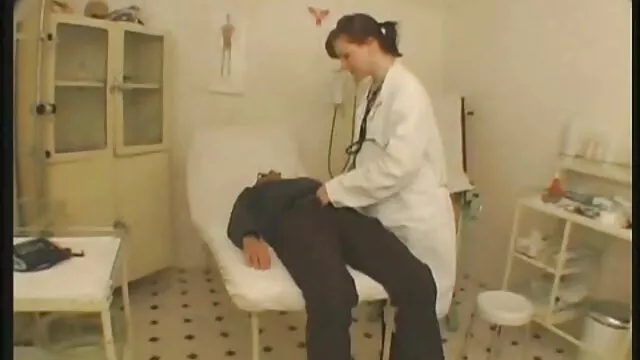 Az orosz kurva, Sasha Zima mellbimbókat mutat, és szopja ingyenes szexoldalak a farkat, mielőtt őrült szabadtéri fasz