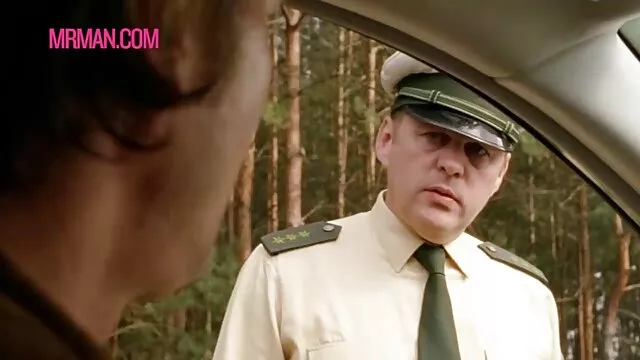 Egy kurva, sex oldalak világos hajú, pici mellű csaj dögös FMM-be dugta a fura srácait