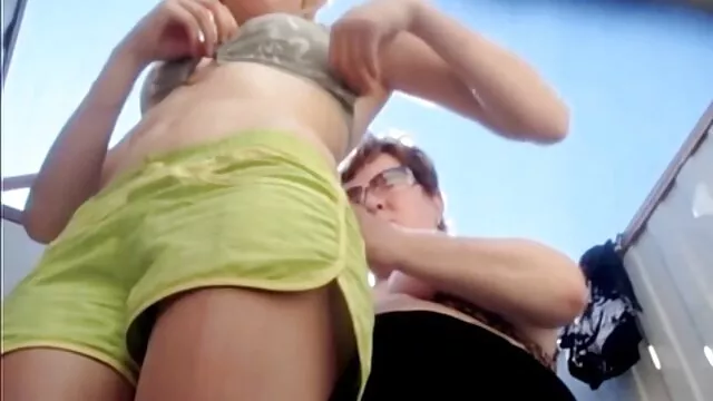 Két éhes csavargó Bridgette ingyen amatőr porno B és Kloe Kush harcol egy édes kakasért