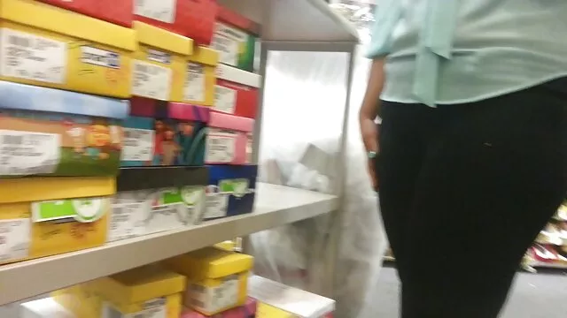 A hollófejű kurva csaj a konyhaasztal szélén ingyenes sexoldalak szar