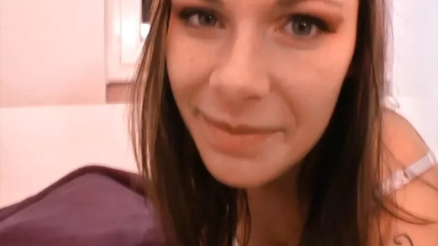 A csábító babe Esperanse lehetővé teszi az anális lyuk behatolását az porno videó ingyen ujjbikás után