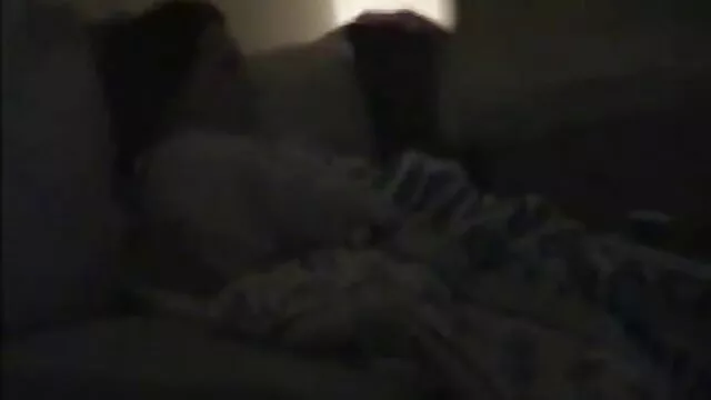 Ebony MILF ribanc lelkesen lovagol egy karácsonyi porno kemény kakast. Rejtett kamera