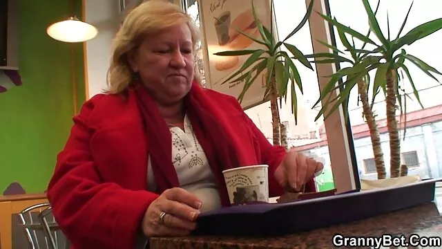 A vékony testű lány, Himiko szenvedélyesen baszik misszionárius pozícióban porno video magyarul