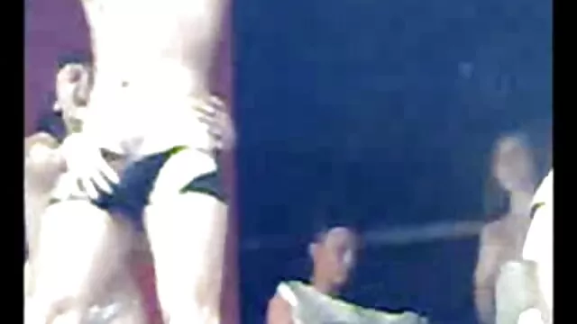 Hot tempered Hitomi Kanou dupla szopást ad két pornó ingyen videó perverz farkának