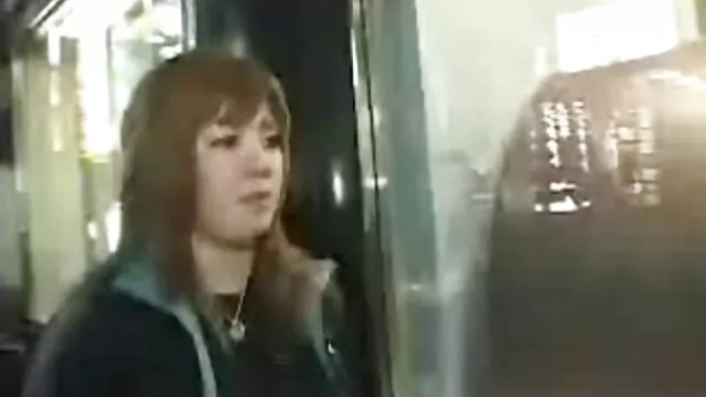 A szemtelen ázsiai amatőr erotikus videók csajt, Mia Li-t megkötözték, és 2 srác megbasztja az arcát