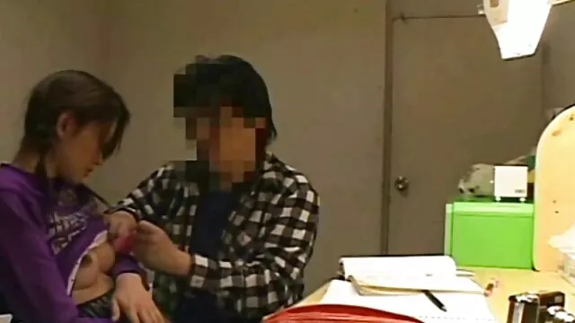 A kanos csaj lógó mellekkel szexoldalak keményen baszik a vörös hajú, rideg cimborájával