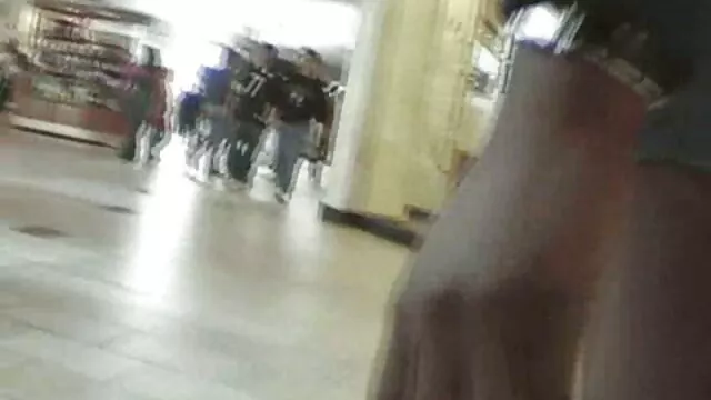 Szexi fekete hajú csaj hálóruhában porno video magyarul divatos erotikus masszázzsal ugratja a srácot