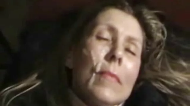 Fekete slampos csaj szőrös puncival szilárd BJ-t ad a fehér embernek sex video oldalak