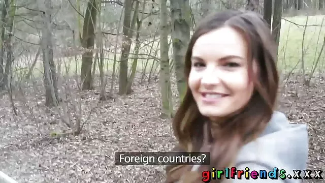 A pimasz csaj Carmella Santiago hatalmas kakast nyel és intenzíven ugrál szeksz porno rá