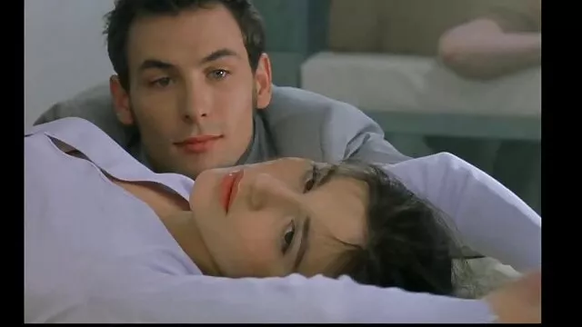 A szexre kiéhezett tini Moka Morát egy idegen házas férfi szar és néger porno táplálja