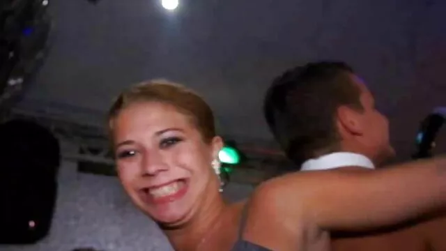 Két szemetes szuka csepegő farkat szop egy pornó szex pornó koszos FFM hármas pornóklipben