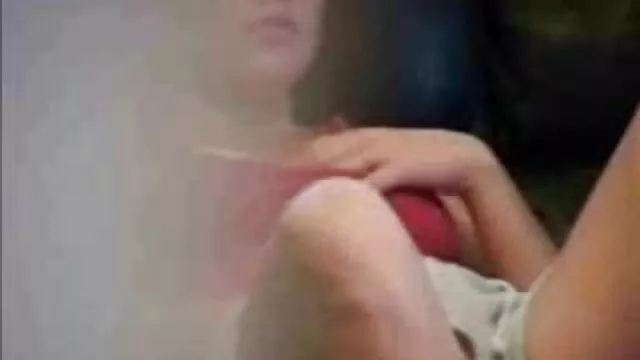 Piszkos, buli porno fekete hajú tini Valerie mélyen torkolja a ménes kakasát